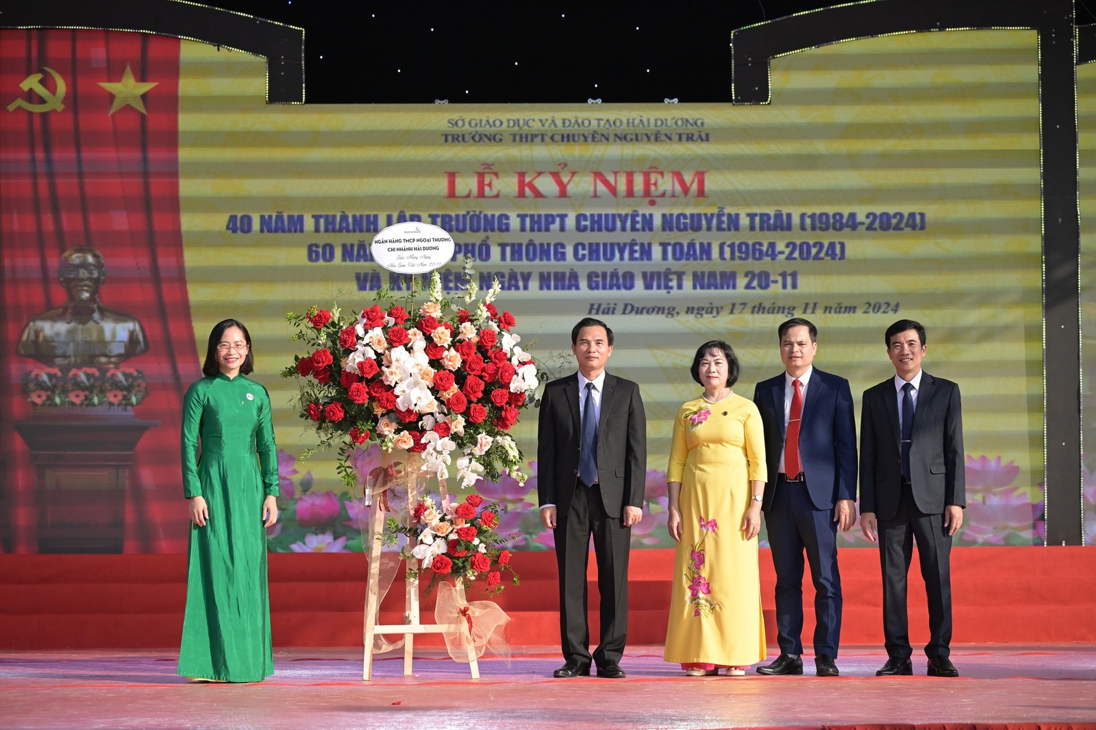 Nhấn để phóng to